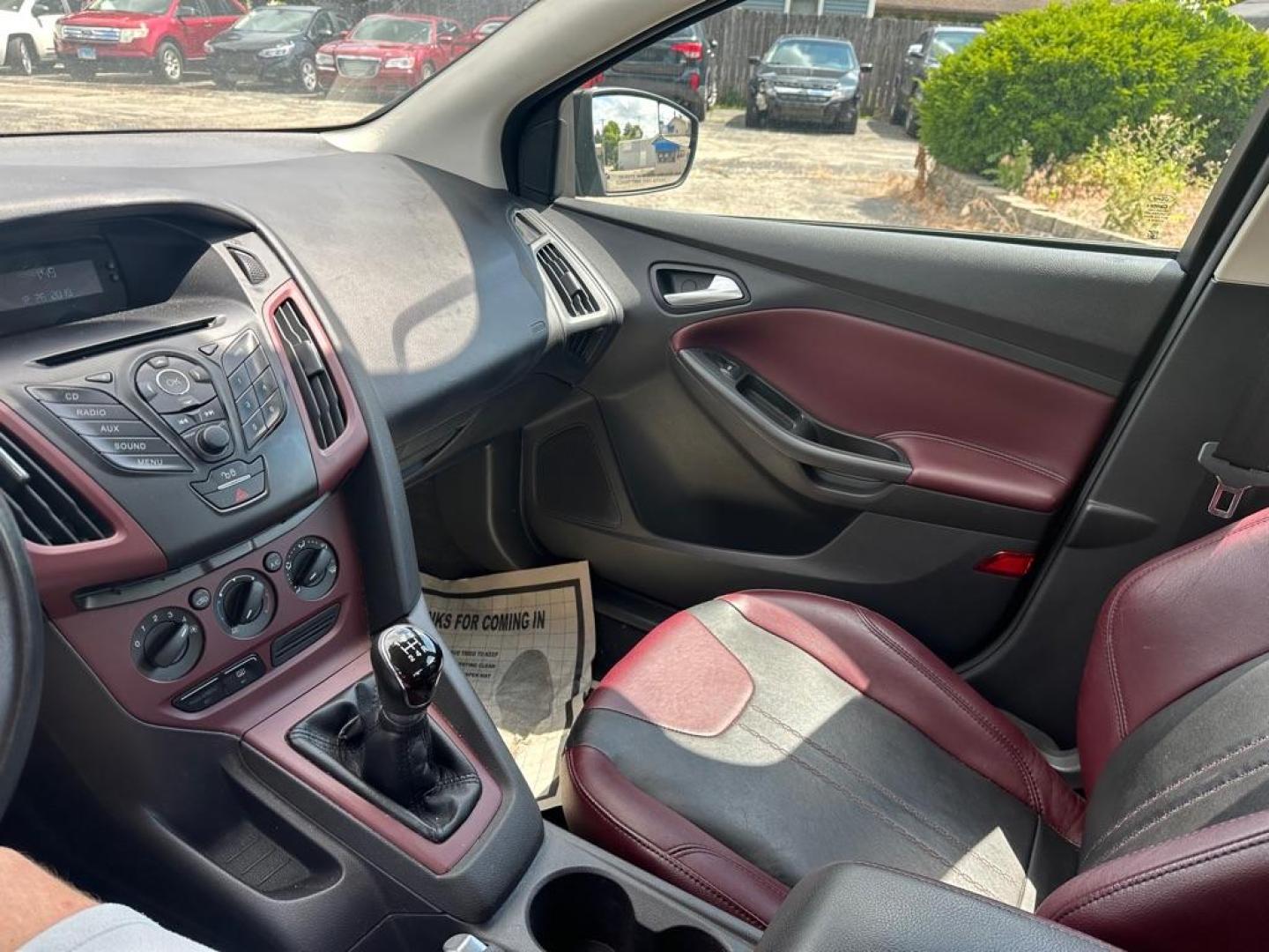 2012 BLACK FORD FOCUS SE (1FAHP3F2XCL) with an 2.0L engine, Automatic transmission, located at 1708 Broadway, Rockford, IL, 61104, (815) 397-5010, 42.252522, -89.069359 - Photo#13