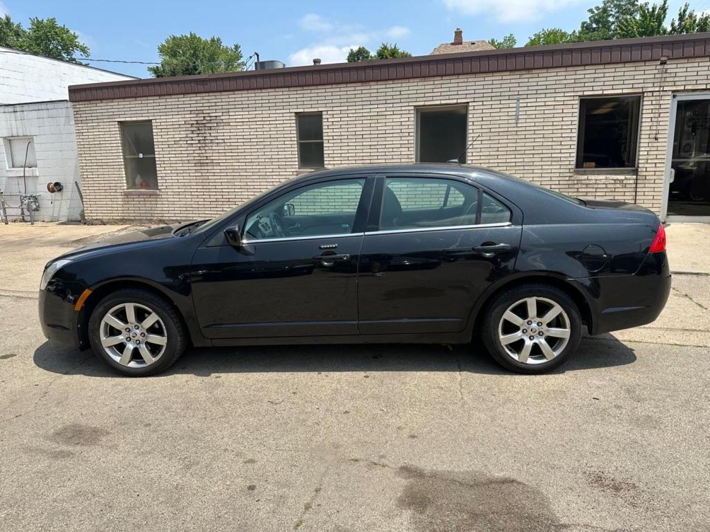 2011 BLACK MERCURY MILAN PREMIER (3MEHM0JG4BR) with an 3.0L engine, Automatic transmission, located at 1708 Broadway, Rockford, IL, 61104, (815) 397-5010, 42.252522, -89.069359 - Photo#6