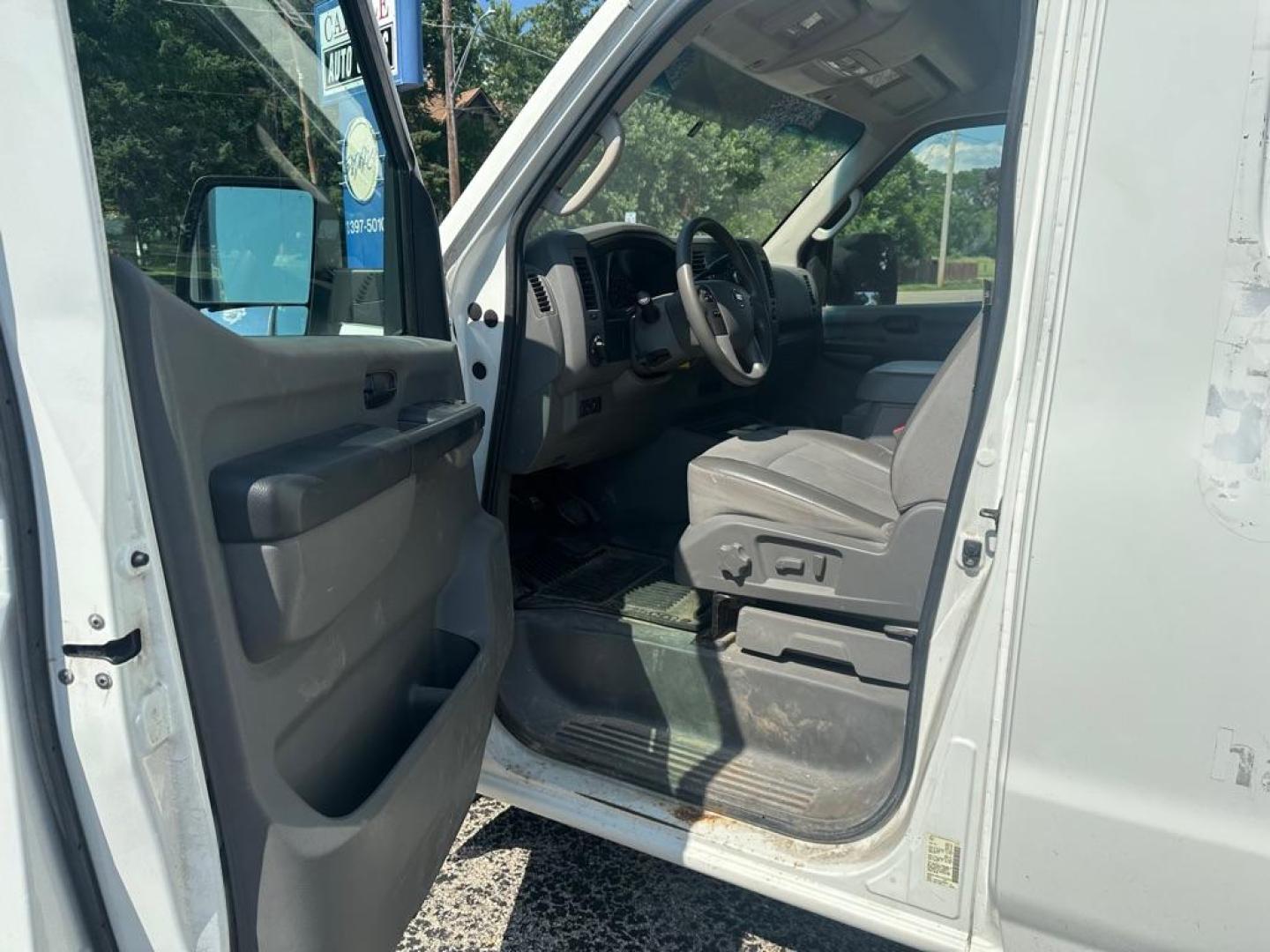 2013 WHITE NISSAN NV 2500 (1N6BF0LX0DN) with an 4.0L engine, Automatic transmission, located at 1708 Broadway, Rockford, IL, 61104, (815) 397-5010, 42.252522, -89.069359 - Photo#7