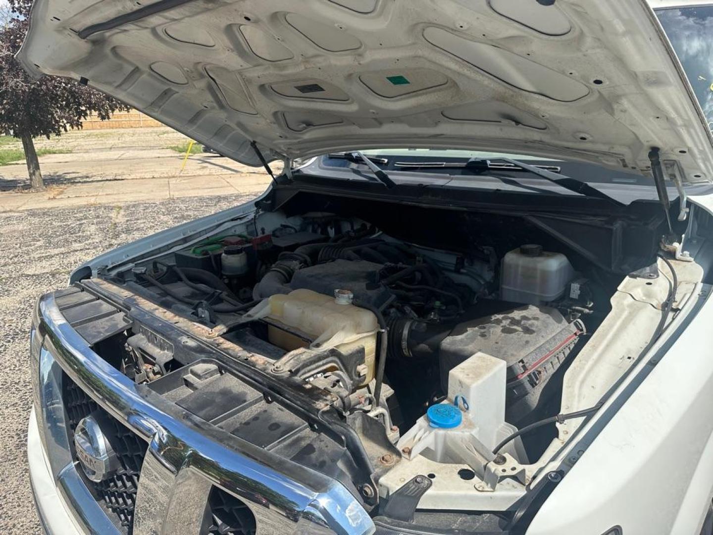 2013 WHITE NISSAN NV 2500 (1N6BF0LX0DN) with an 4.0L engine, Automatic transmission, located at 1708 Broadway, Rockford, IL, 61104, (815) 397-5010, 42.252522, -89.069359 - Photo#13