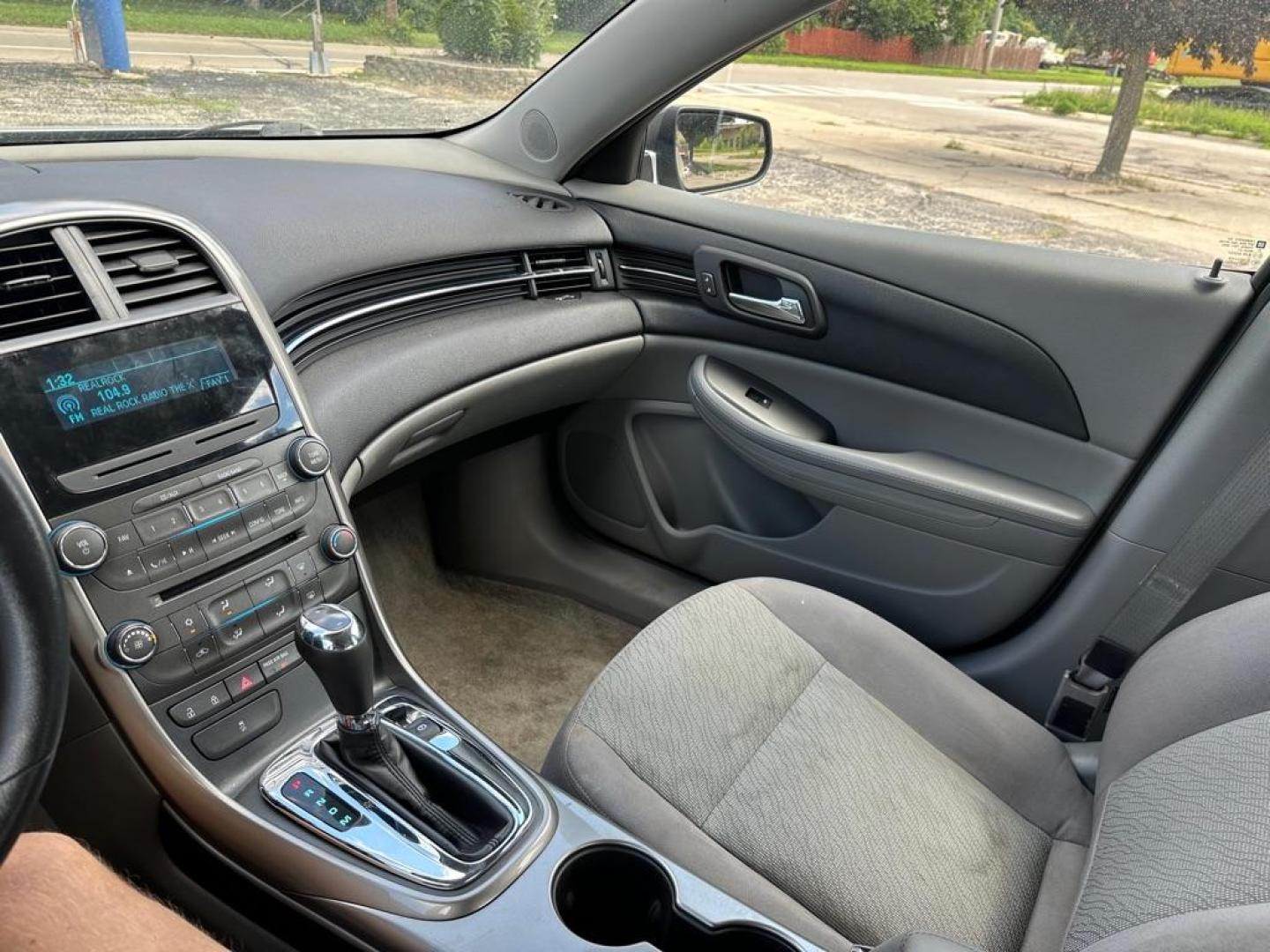 2013 SILVER CHEVROLET MALIBU LS (1G11B5SA2DF) with an 2.5L engine, Automatic transmission, located at 1708 Broadway, Rockford, IL, 61104, (815) 397-5010, 42.252522, -89.069359 - Photo#15