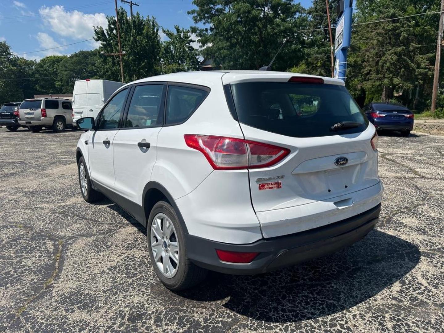 2013 WHITE FORD ESCAPE S (1FMCU0F70DU) with an 2.5L engine, Automatic transmission, located at 1708 Broadway, Rockford, IL, 61104, (815) 397-5010, 42.252522, -89.069359 - Photo#4