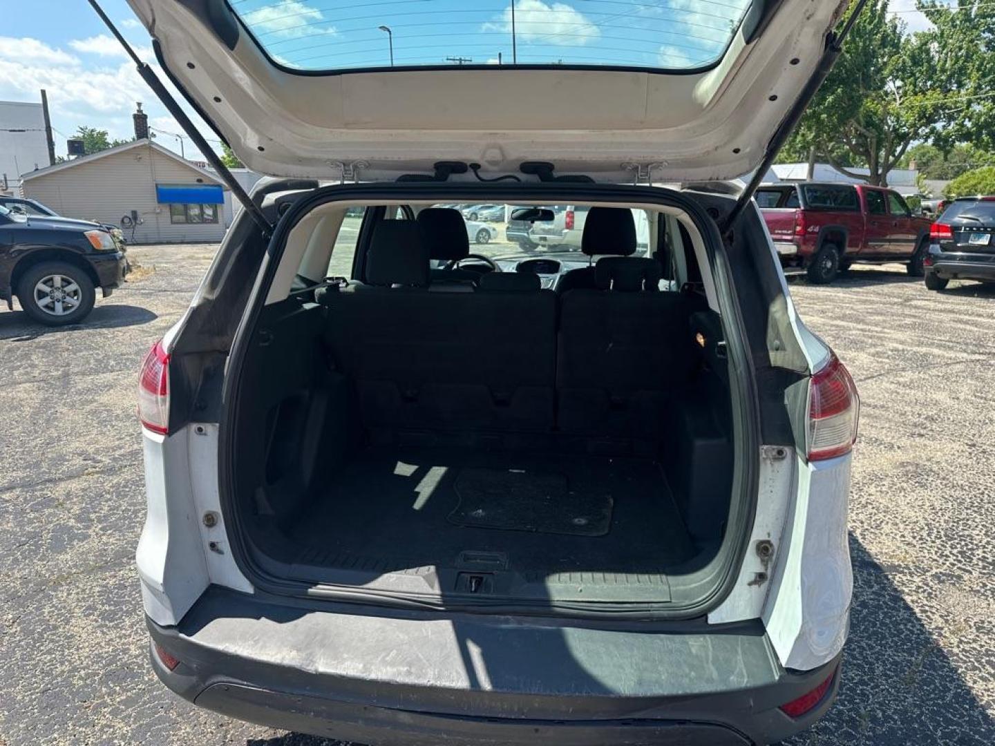 2013 WHITE FORD ESCAPE S (1FMCU0F70DU) with an 2.5L engine, Automatic transmission, located at 1708 Broadway, Rockford, IL, 61104, (815) 397-5010, 42.252522, -89.069359 - Photo#5