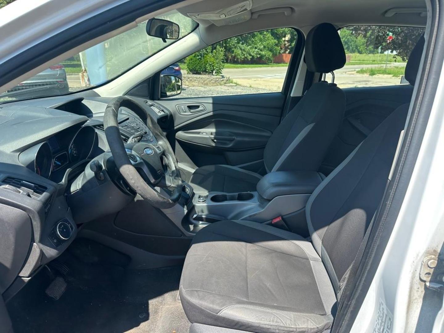 2013 WHITE FORD ESCAPE S (1FMCU0F70DU) with an 2.5L engine, Automatic transmission, located at 1708 Broadway, Rockford, IL, 61104, (815) 397-5010, 42.252522, -89.069359 - Photo#8
