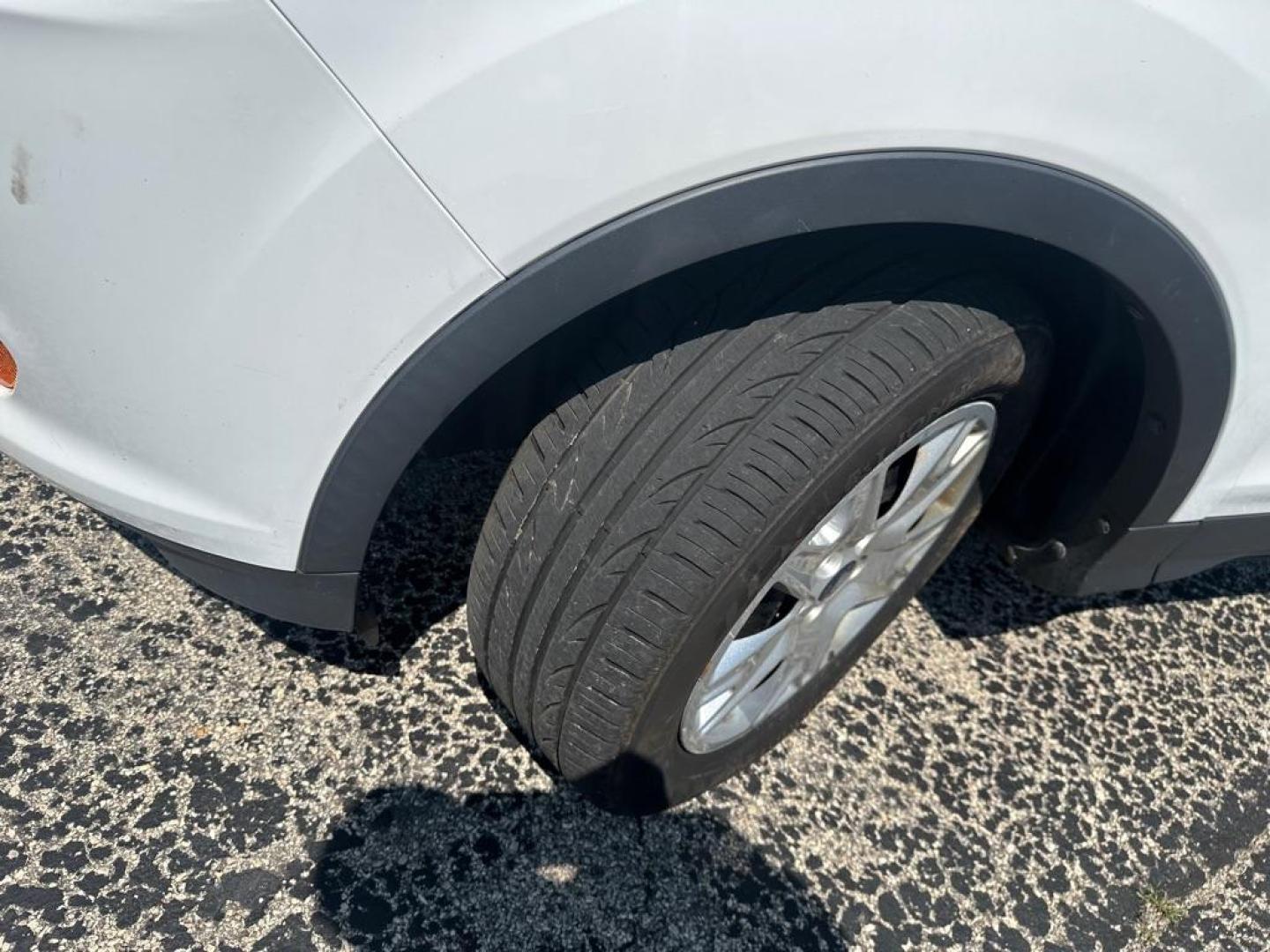 2013 WHITE FORD ESCAPE S (1FMCU0F70DU) with an 2.5L engine, Automatic transmission, located at 1708 Broadway, Rockford, IL, 61104, (815) 397-5010, 42.252522, -89.069359 - Photo#12