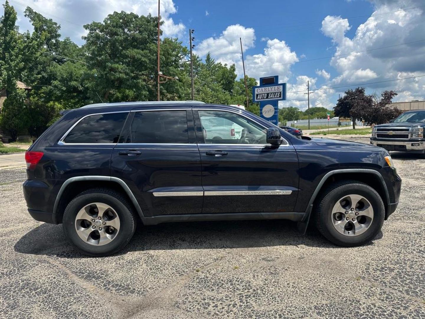 2011 BLUE JEEP GRAND CHEROKEE LAREDO (1J4RR4GGXBC) with an 3.6L engine, Automatic transmission, located at 1708 Broadway, Rockford, IL, 61104, (815) 397-5010, 42.252522, -89.069359 - Photo#2