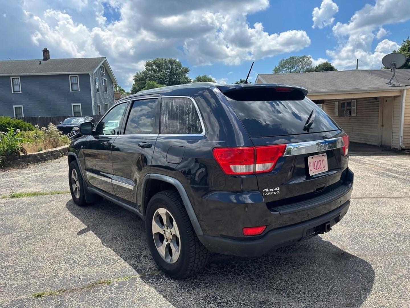 2011 BLUE JEEP GRAND CHEROKEE LAREDO (1J4RR4GGXBC) with an 3.6L engine, Automatic transmission, located at 1708 Broadway, Rockford, IL, 61104, (815) 397-5010, 42.252522, -89.069359 - Photo#4