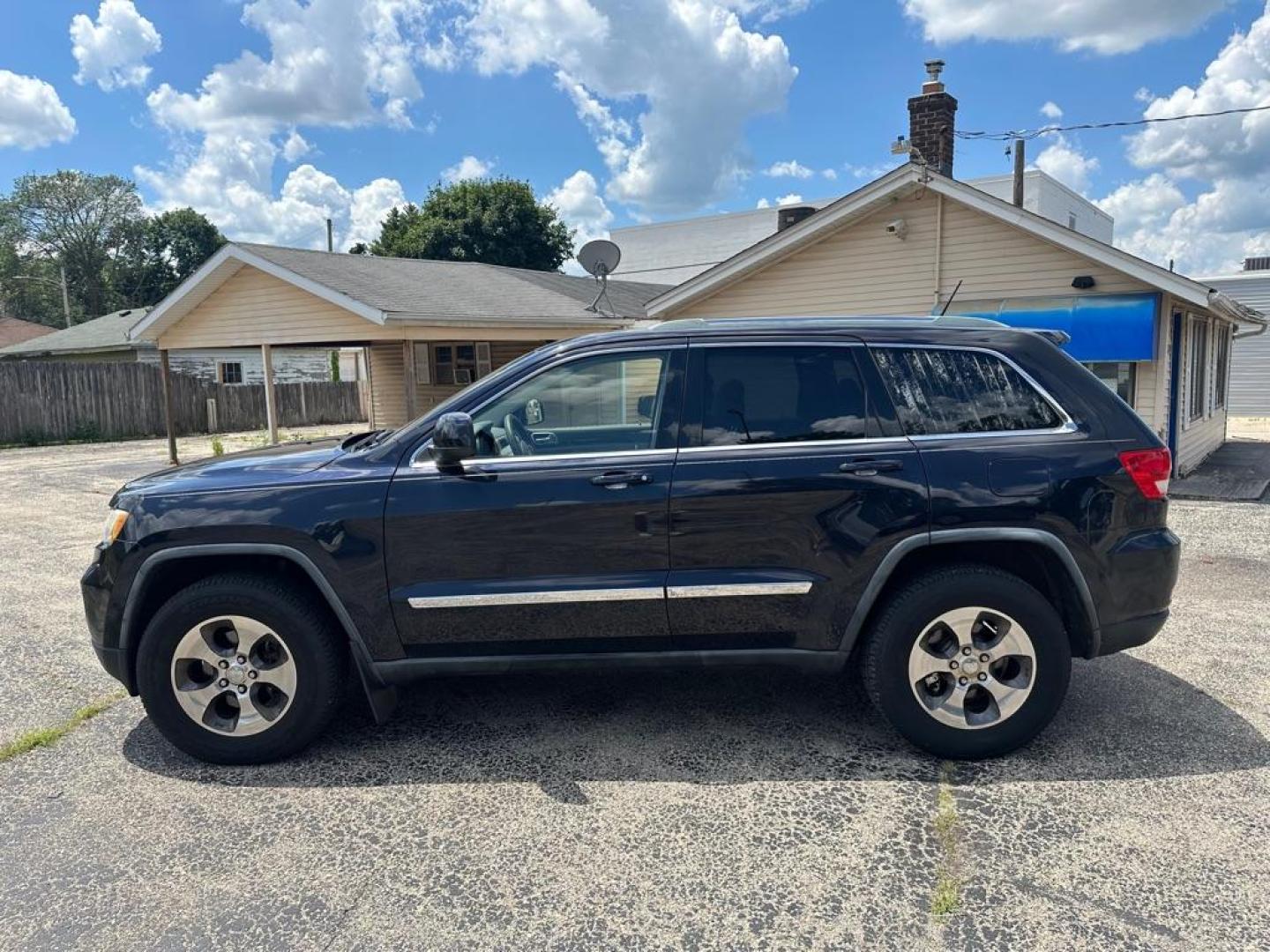 2011 BLUE JEEP GRAND CHEROKEE LAREDO (1J4RR4GGXBC) with an 3.6L engine, Automatic transmission, located at 1708 Broadway, Rockford, IL, 61104, (815) 397-5010, 42.252522, -89.069359 - Photo#5