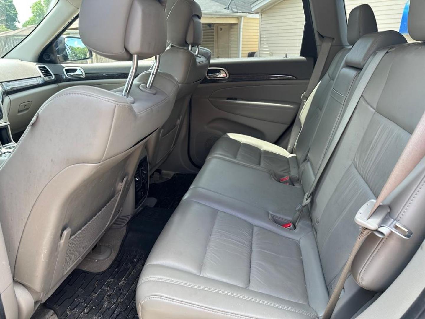 2011 BLUE JEEP GRAND CHEROKEE LAREDO (1J4RR4GGXBC) with an 3.6L engine, Automatic transmission, located at 1708 Broadway, Rockford, IL, 61104, (815) 397-5010, 42.252522, -89.069359 - Photo#6