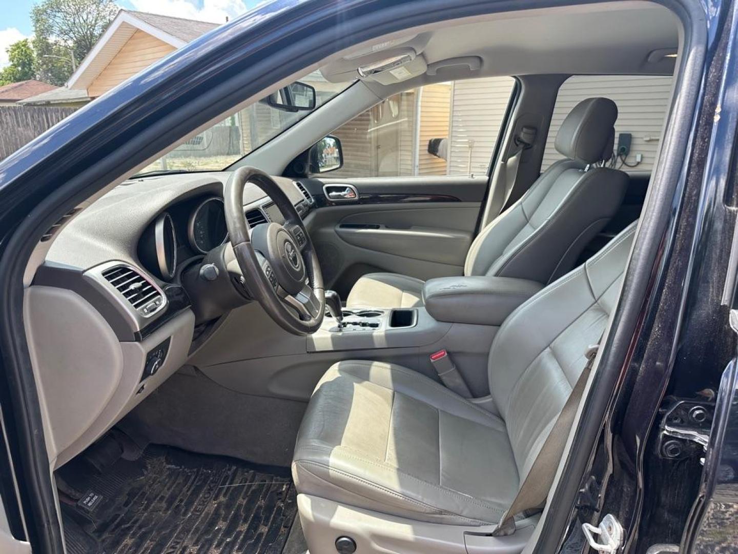 2011 BLUE JEEP GRAND CHEROKEE LAREDO (1J4RR4GGXBC) with an 3.6L engine, Automatic transmission, located at 1708 Broadway, Rockford, IL, 61104, (815) 397-5010, 42.252522, -89.069359 - Photo#9