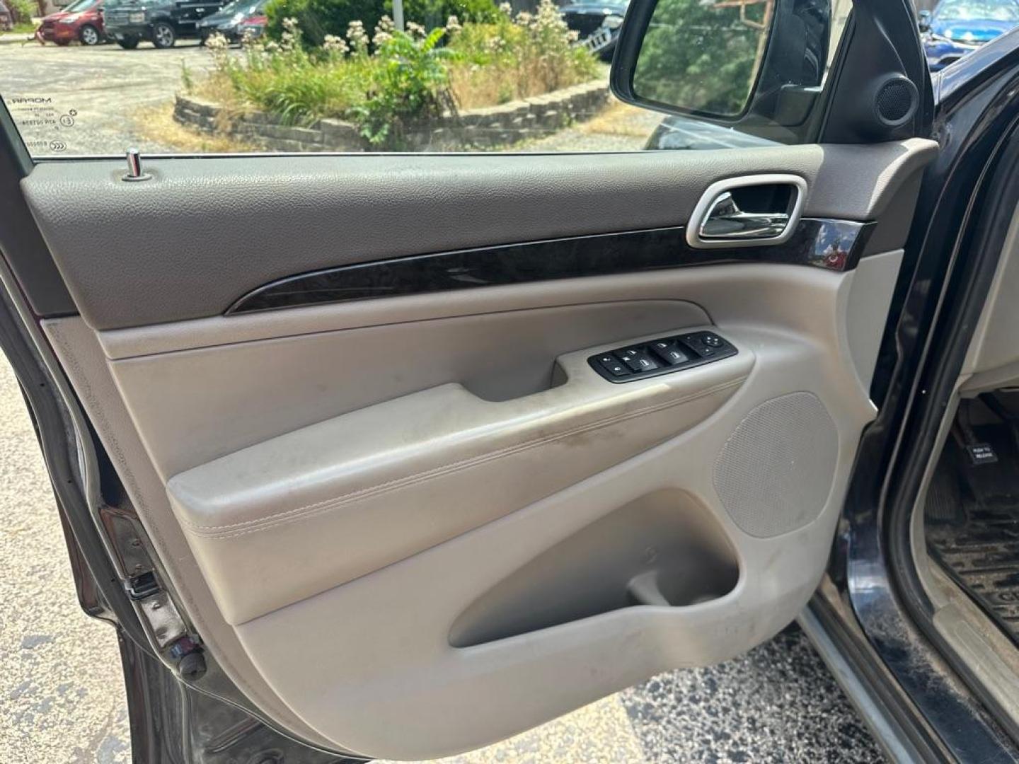 2011 BLUE JEEP GRAND CHEROKEE LAREDO (1J4RR4GGXBC) with an 3.6L engine, Automatic transmission, located at 1708 Broadway, Rockford, IL, 61104, (815) 397-5010, 42.252522, -89.069359 - Photo#10