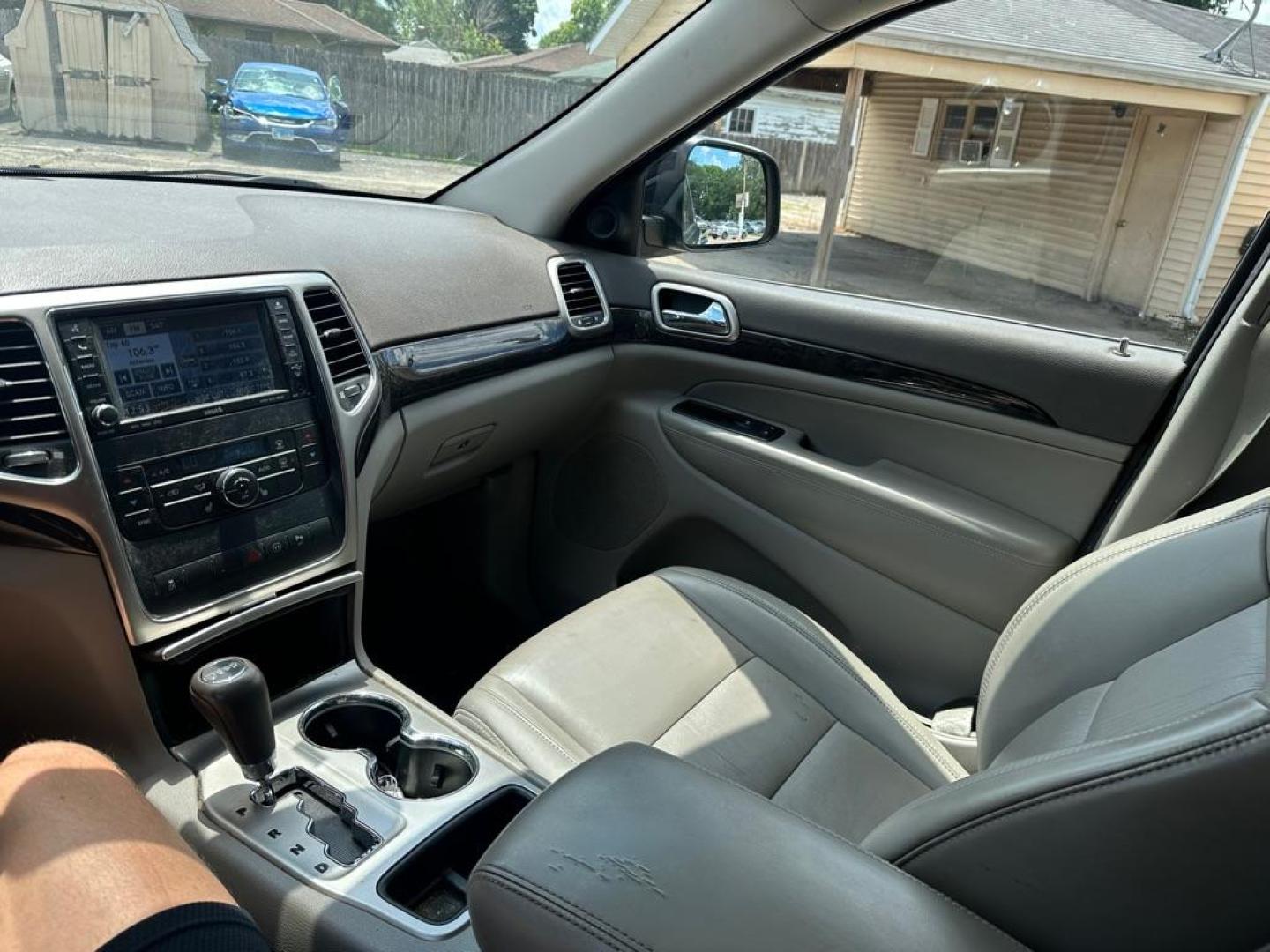 2011 BLUE JEEP GRAND CHEROKEE LAREDO (1J4RR4GGXBC) with an 3.6L engine, Automatic transmission, located at 1708 Broadway, Rockford, IL, 61104, (815) 397-5010, 42.252522, -89.069359 - Photo#11