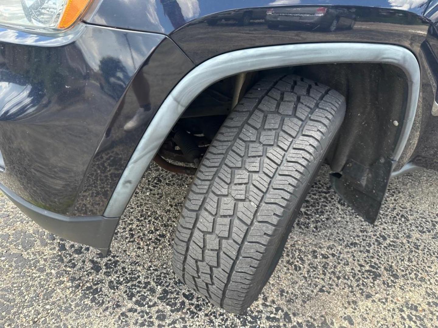 2011 BLUE JEEP GRAND CHEROKEE LAREDO (1J4RR4GGXBC) with an 3.6L engine, Automatic transmission, located at 1708 Broadway, Rockford, IL, 61104, (815) 397-5010, 42.252522, -89.069359 - Photo#15