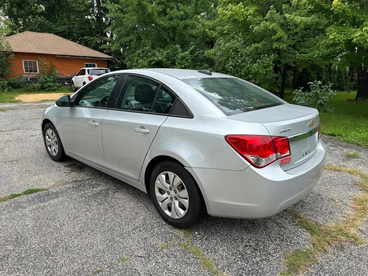 2016 SILVER CHEVROLET CRUZE LIMITED LS (1G1PC5SH2G7) with an 1.8L engine, Automatic transmission, located at 1708 Broadway, Rockford, IL, 61104, (815) 397-5010, 42.252522, -89.069359 - Photo#6