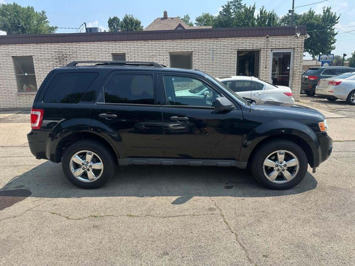 2010 BLACK FORD ESCAPE XLT (1FMCU0DG3AK) with an 3.0L engine, Automatic transmission, located at 1708 Broadway, Rockford, IL, 61104, (815) 397-5010, 42.252522, -89.069359 - Photo#3