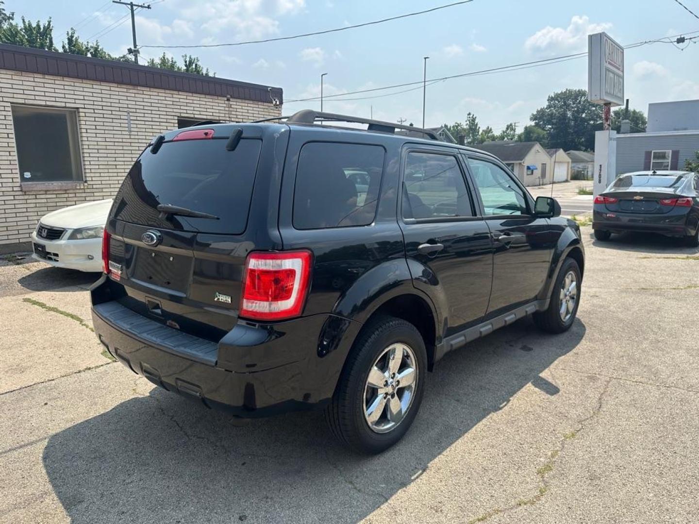 2010 BLACK FORD ESCAPE XLT (1FMCU0DG3AK) with an 3.0L engine, Automatic transmission, located at 1708 Broadway, Rockford, IL, 61104, (815) 397-5010, 42.252522, -89.069359 - Photo#4