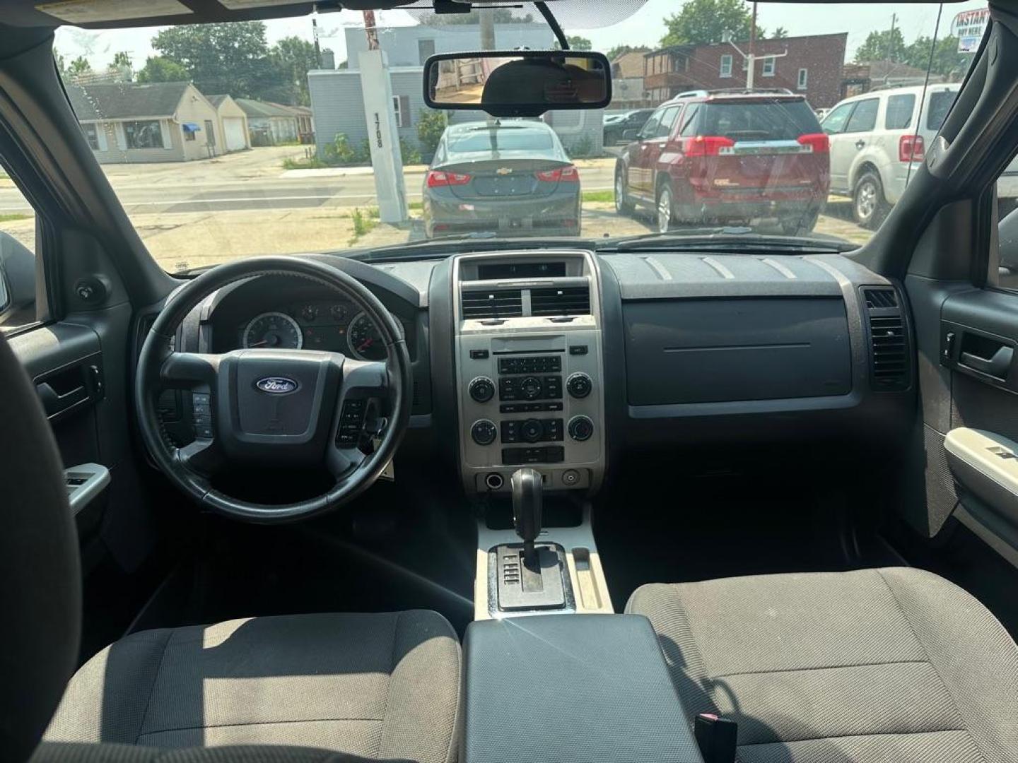 2010 BLACK FORD ESCAPE XLT (1FMCU0DG3AK) with an 3.0L engine, Automatic transmission, located at 1708 Broadway, Rockford, IL, 61104, (815) 397-5010, 42.252522, -89.069359 - Photo#9
