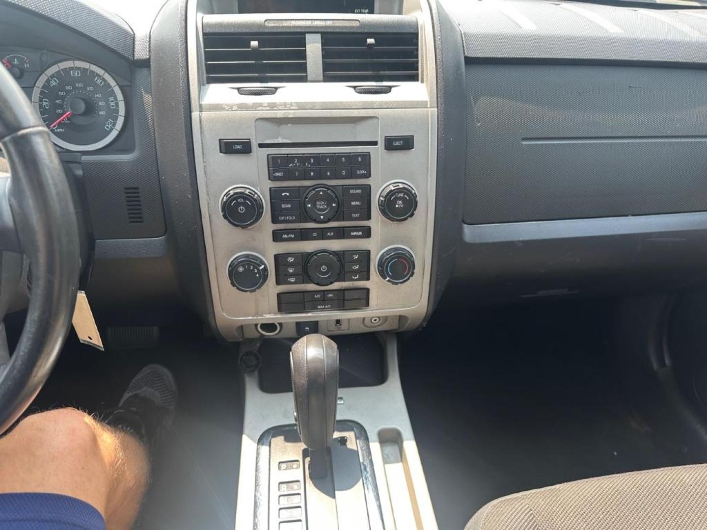 2010 BLACK FORD ESCAPE XLT (1FMCU0DG3AK) with an 3.0L engine, Automatic transmission, located at 1708 Broadway, Rockford, IL, 61104, (815) 397-5010, 42.252522, -89.069359 - Photo#15