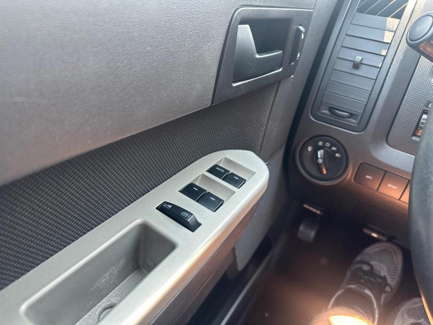 2010 BLACK FORD ESCAPE XLT (1FMCU0DG3AK) with an 3.0L engine, Automatic transmission, located at 1708 Broadway, Rockford, IL, 61104, (815) 397-5010, 42.252522, -89.069359 - Photo#16