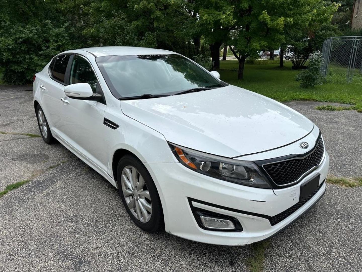 2015 WHITE KIA OPTIMA EX (5XXGN4A73FG) with an 2.4L engine, Automatic transmission, located at 1708 Broadway, Rockford, IL, 61104, (815) 397-5010, 42.252522, -89.069359 - Photo#2