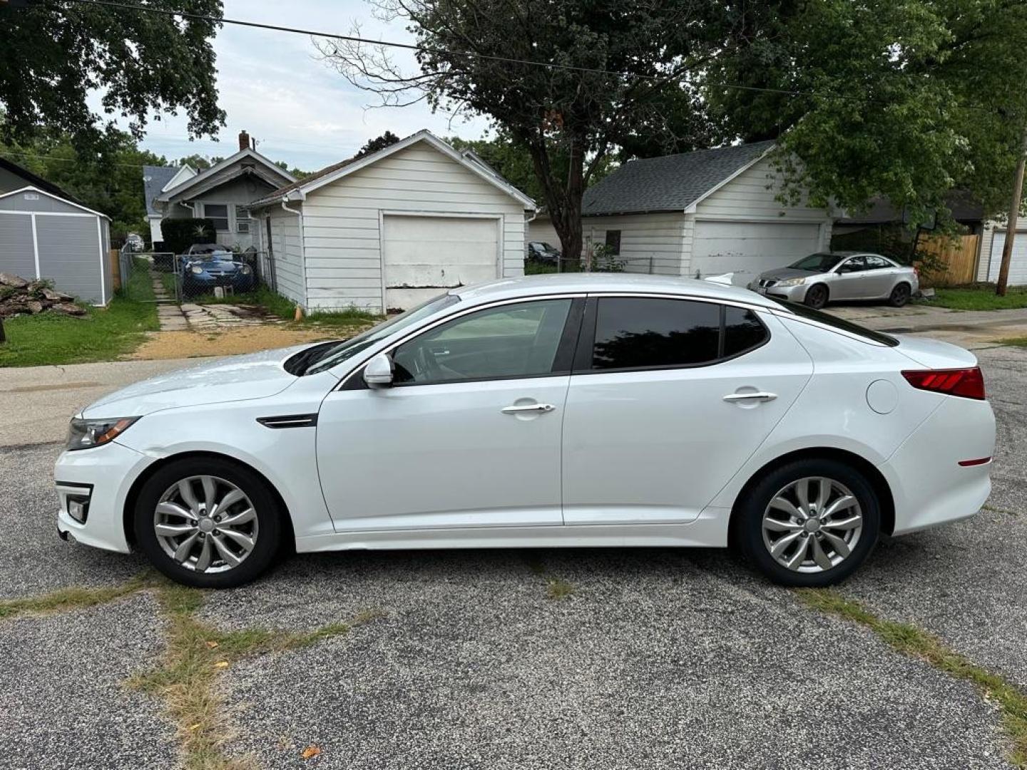 2015 WHITE KIA OPTIMA EX (5XXGN4A73FG) with an 2.4L engine, Automatic transmission, located at 1708 Broadway, Rockford, IL, 61104, (815) 397-5010, 42.252522, -89.069359 - Photo#7