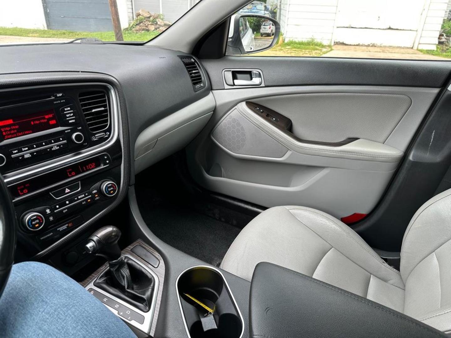 2015 WHITE KIA OPTIMA EX (5XXGN4A73FG) with an 2.4L engine, Automatic transmission, located at 1708 Broadway, Rockford, IL, 61104, (815) 397-5010, 42.252522, -89.069359 - Photo#12