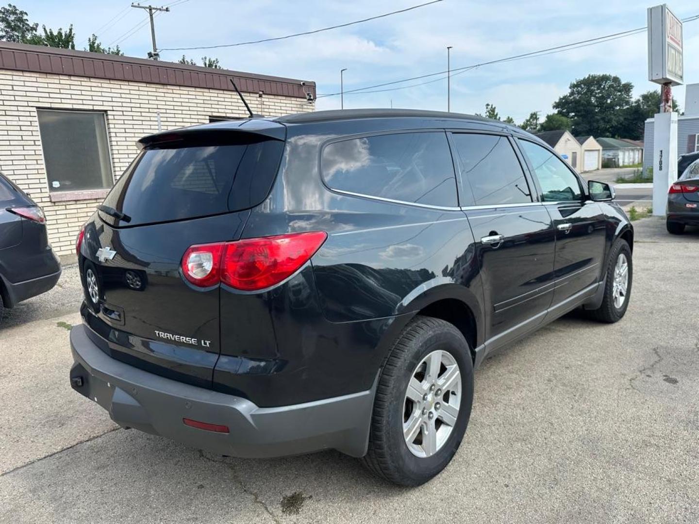 2010 BLACK CHEVROLET TRAVERSE LT (1GNLVGED1AJ) with an 3.6L engine, Automatic transmission, located at 1708 Broadway, Rockford, IL, 61104, (815) 397-5010, 42.252522, -89.069359 - Photo#4