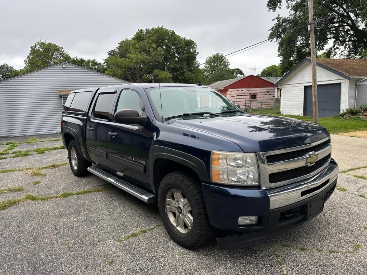 2011 BLUE CHEVROLET SILVERADO 1500 LT (3GCPKSE33BG) with an 5.3L engine, Automatic transmission, located at 1708 Broadway, Rockford, IL, 61104, (815) 397-5010, 42.252522, -89.069359 - Photo#2