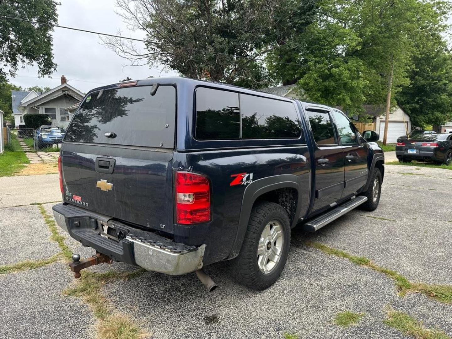 2011 BLUE CHEVROLET SILVERADO 1500 LT (3GCPKSE33BG) with an 5.3L engine, Automatic transmission, located at 1708 Broadway, Rockford, IL, 61104, (815) 397-5010, 42.252522, -89.069359 - Photo#4