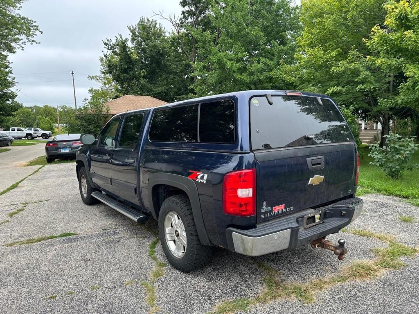 2011 BLUE CHEVROLET SILVERADO 1500 LT (3GCPKSE33BG) with an 5.3L engine, Automatic transmission, located at 1708 Broadway, Rockford, IL, 61104, (815) 397-5010, 42.252522, -89.069359 - Photo#6