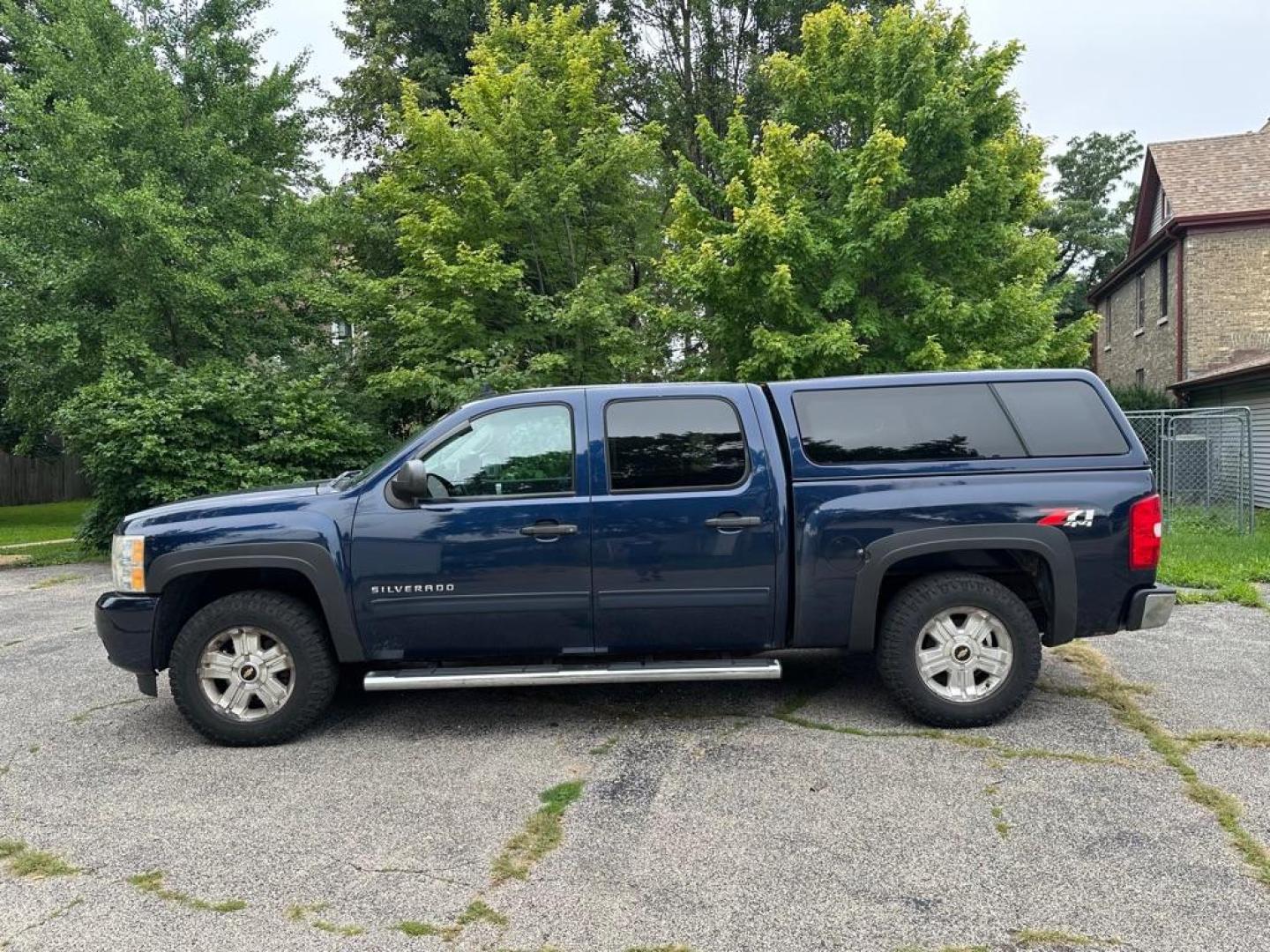 2011 BLUE CHEVROLET SILVERADO 1500 LT (3GCPKSE33BG) with an 5.3L engine, Automatic transmission, located at 1708 Broadway, Rockford, IL, 61104, (815) 397-5010, 42.252522, -89.069359 - Photo#7