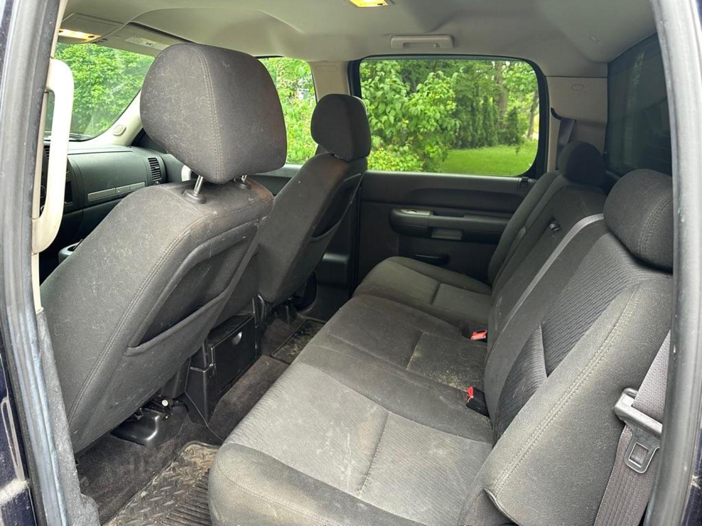 2011 BLUE CHEVROLET SILVERADO 1500 LT (3GCPKSE33BG) with an 5.3L engine, Automatic transmission, located at 1708 Broadway, Rockford, IL, 61104, (815) 397-5010, 42.252522, -89.069359 - Photo#8