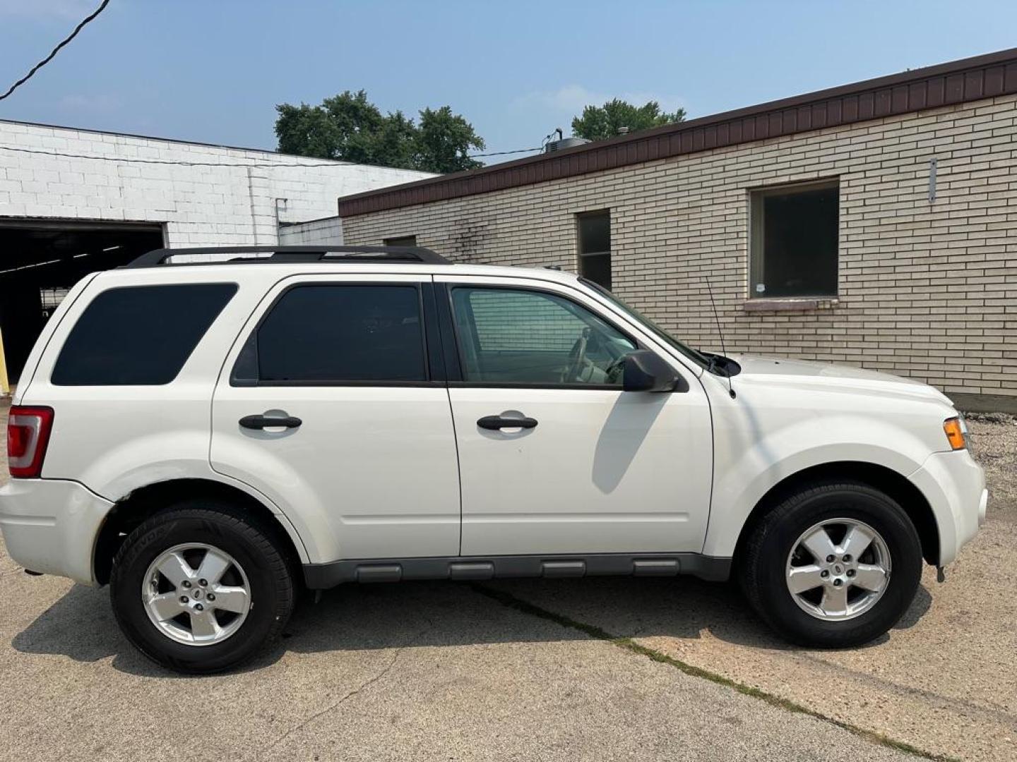2012 WHITE FORD ESCAPE XLT (1FMCU9DG8CK) with an 3.0L engine, Automatic transmission, located at 1708 Broadway, Rockford, IL, 61104, (815) 397-5010, 42.252522, -89.069359 - Photo#2