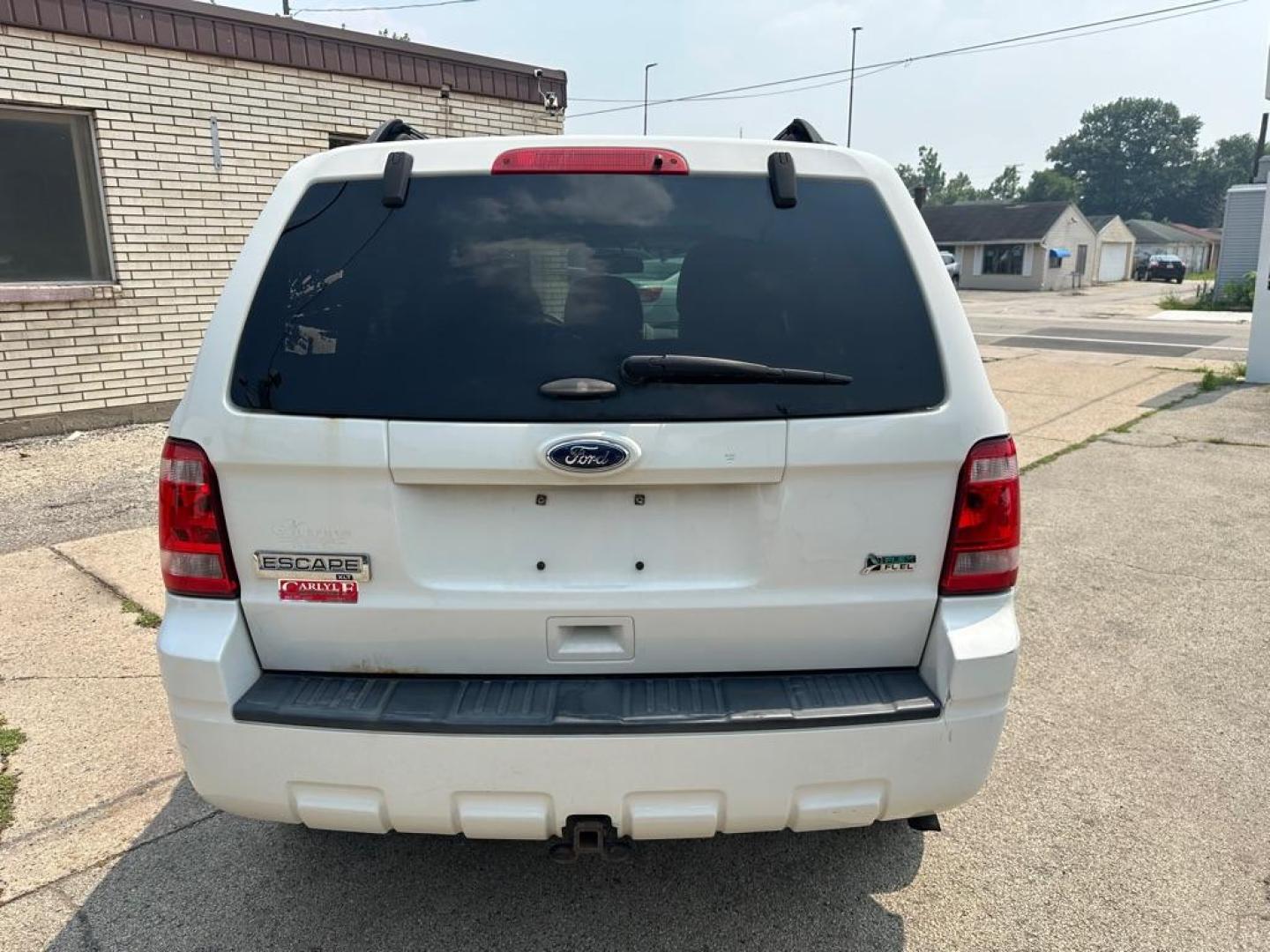 2012 WHITE FORD ESCAPE XLT (1FMCU9DG8CK) with an 3.0L engine, Automatic transmission, located at 1708 Broadway, Rockford, IL, 61104, (815) 397-5010, 42.252522, -89.069359 - Photo#4