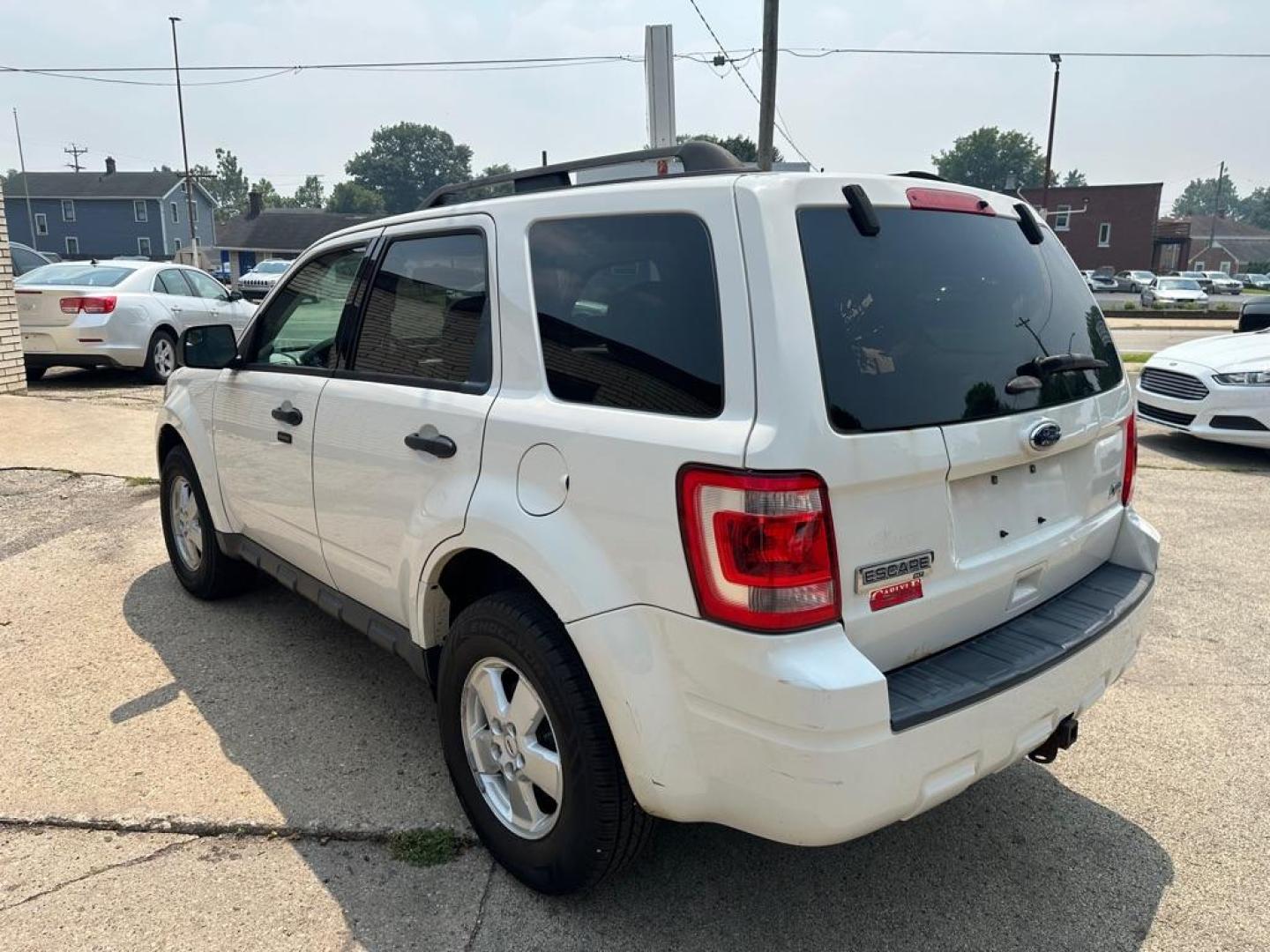 2012 WHITE FORD ESCAPE XLT (1FMCU9DG8CK) with an 3.0L engine, Automatic transmission, located at 1708 Broadway, Rockford, IL, 61104, (815) 397-5010, 42.252522, -89.069359 - Photo#5