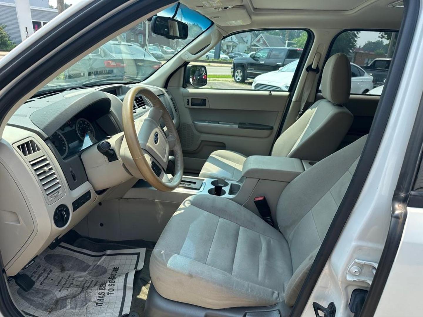 2012 WHITE FORD ESCAPE XLT (1FMCU9DG8CK) with an 3.0L engine, Automatic transmission, located at 1708 Broadway, Rockford, IL, 61104, (815) 397-5010, 42.252522, -89.069359 - Photo#8