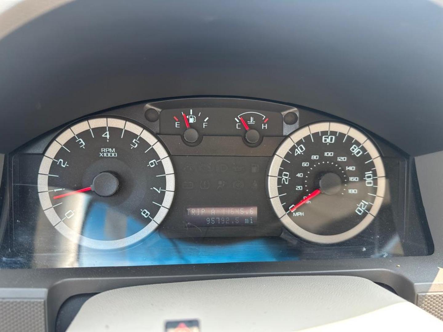 2012 WHITE FORD ESCAPE XLT (1FMCU9DG8CK) with an 3.0L engine, Automatic transmission, located at 1708 Broadway, Rockford, IL, 61104, (815) 397-5010, 42.252522, -89.069359 - Photo#9