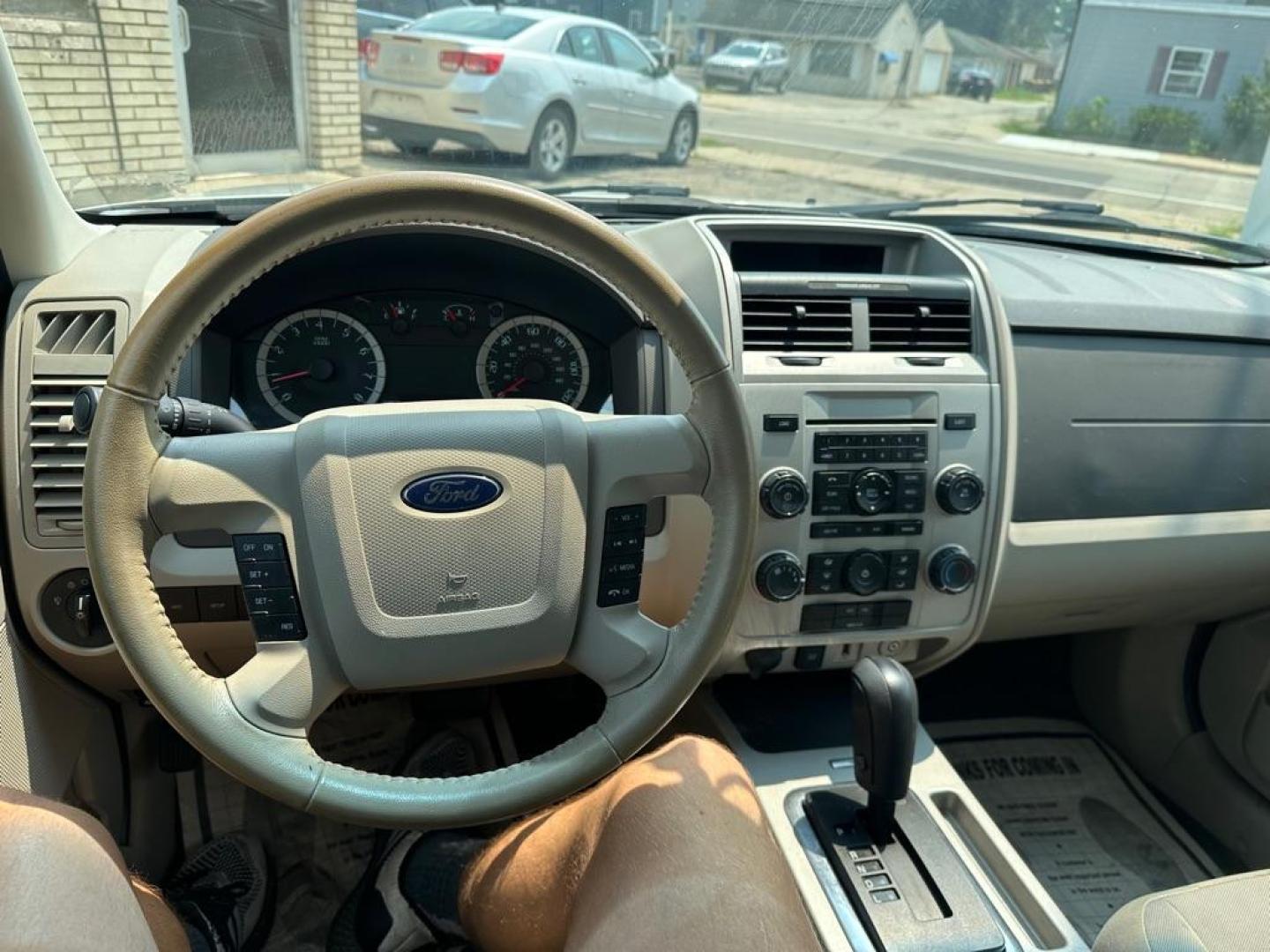 2012 WHITE FORD ESCAPE XLT (1FMCU9DG8CK) with an 3.0L engine, Automatic transmission, located at 1708 Broadway, Rockford, IL, 61104, (815) 397-5010, 42.252522, -89.069359 - Photo#10
