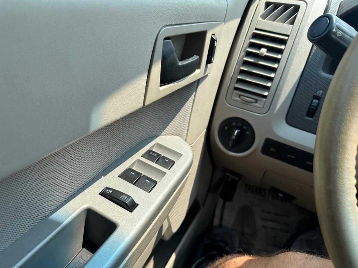 2012 WHITE FORD ESCAPE XLT (1FMCU9DG8CK) with an 3.0L engine, Automatic transmission, located at 1708 Broadway, Rockford, IL, 61104, (815) 397-5010, 42.252522, -89.069359 - Photo#11