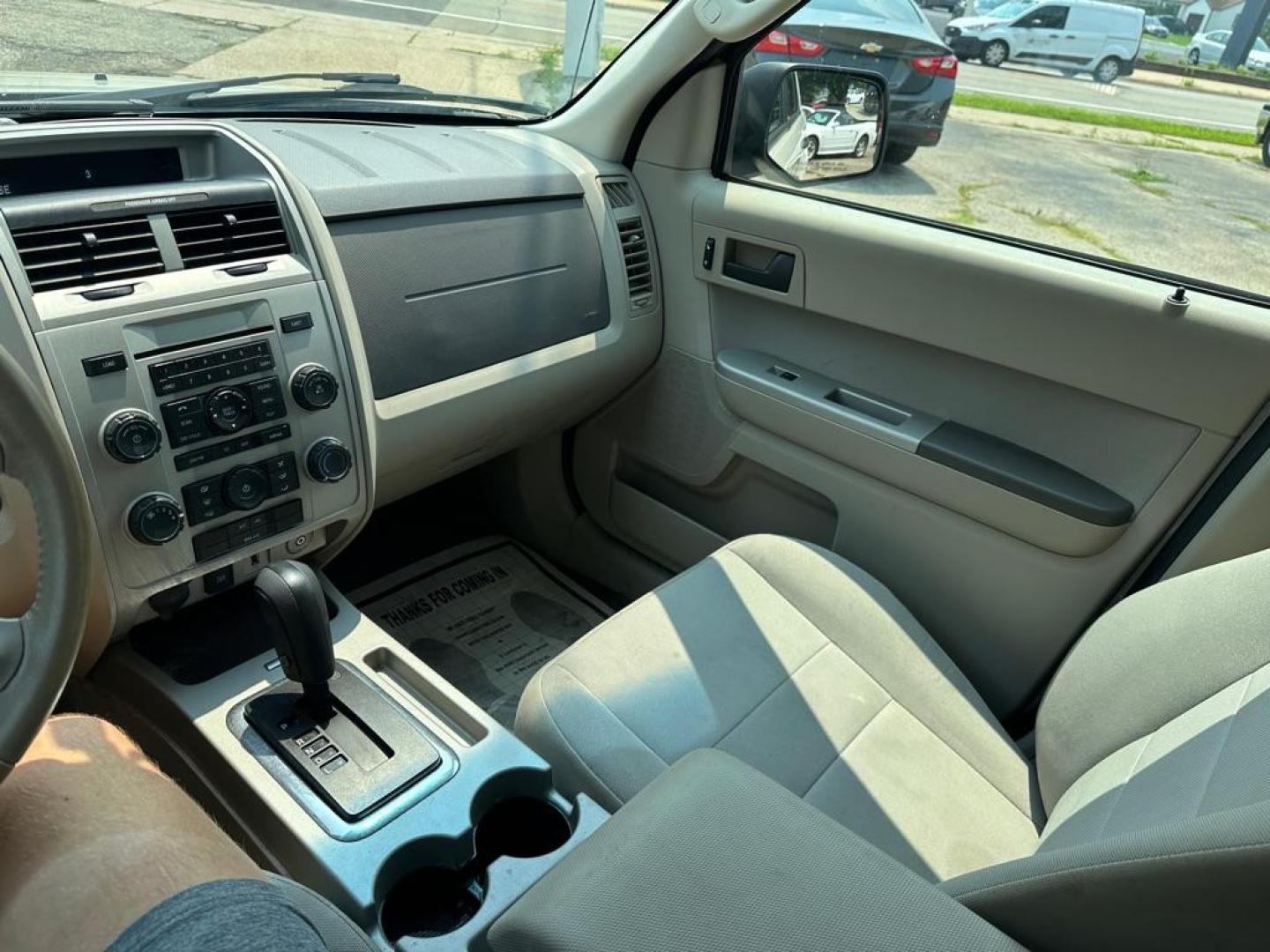 2012 WHITE FORD ESCAPE XLT (1FMCU9DG8CK) with an 3.0L engine, Automatic transmission, located at 1708 Broadway, Rockford, IL, 61104, (815) 397-5010, 42.252522, -89.069359 - Photo#12