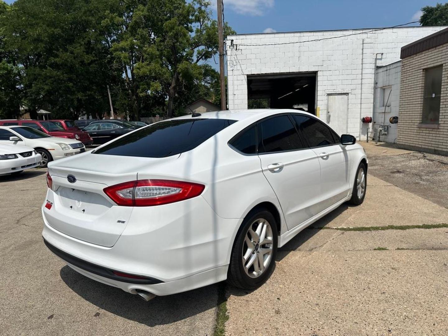 2015 WHITE FORD FUSION SE (3FA6P0H7XFR) with an 2.5L engine, Automatic transmission, located at 1708 Broadway, Rockford, IL, 61104, (815) 397-5010, 42.252522, -89.069359 - Photo#3