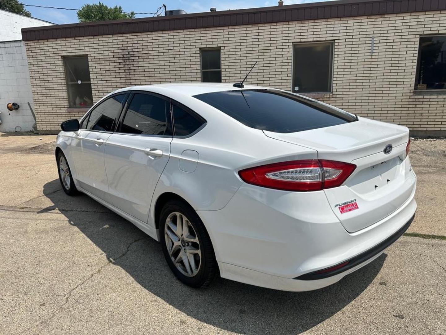 2015 WHITE FORD FUSION SE (3FA6P0H7XFR) with an 2.5L engine, Automatic transmission, located at 1708 Broadway, Rockford, IL, 61104, (815) 397-5010, 42.252522, -89.069359 - Photo#5