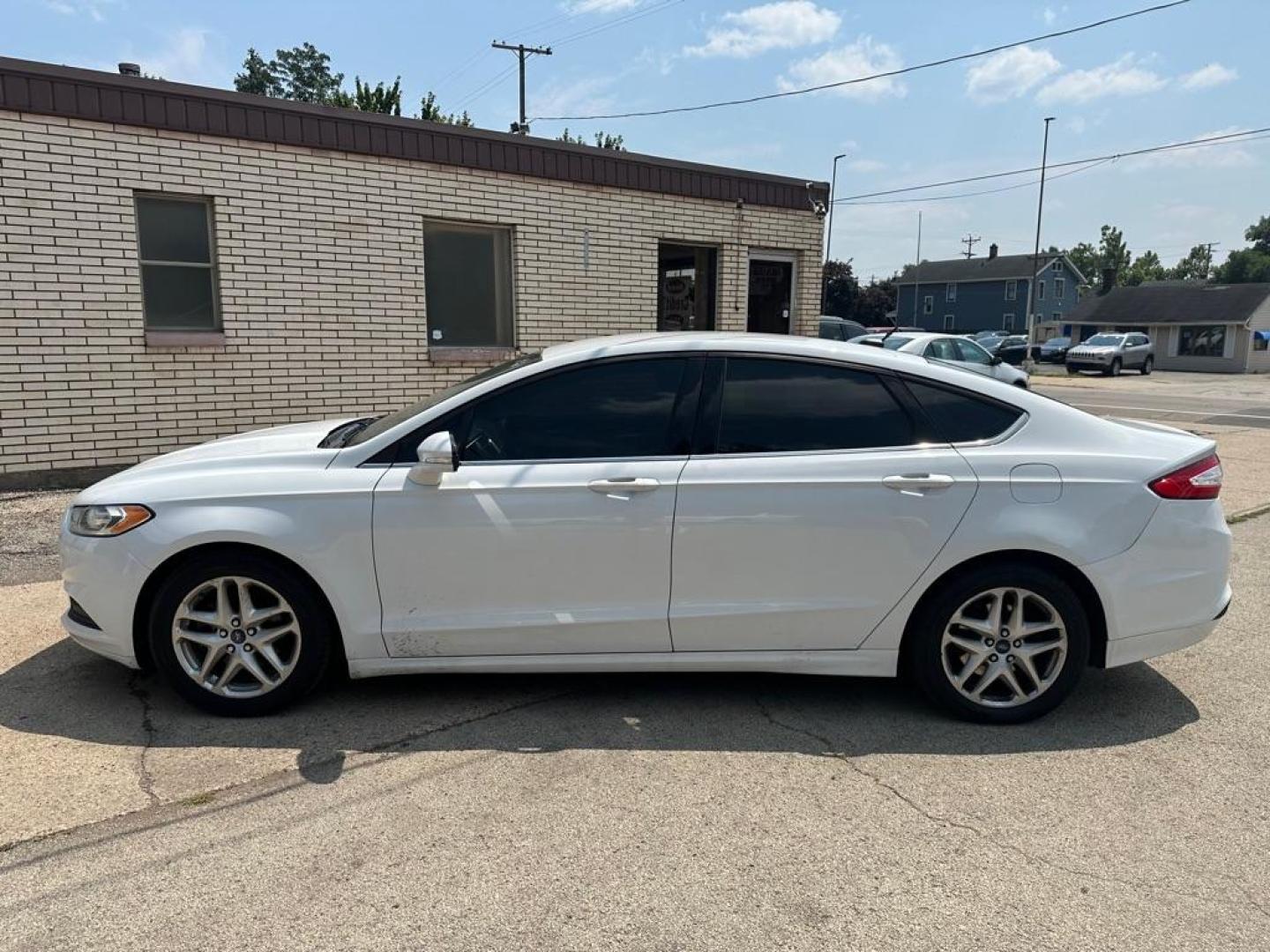 2015 WHITE FORD FUSION SE (3FA6P0H7XFR) with an 2.5L engine, Automatic transmission, located at 1708 Broadway, Rockford, IL, 61104, (815) 397-5010, 42.252522, -89.069359 - Photo#6