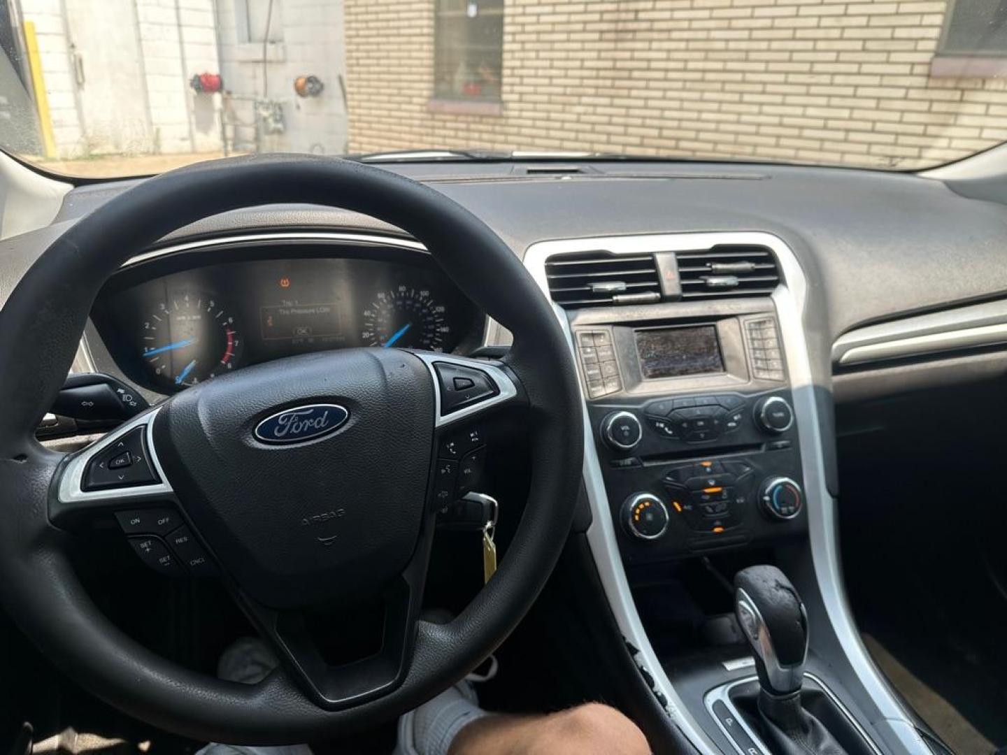 2015 WHITE FORD FUSION SE (3FA6P0H7XFR) with an 2.5L engine, Automatic transmission, located at 1708 Broadway, Rockford, IL, 61104, (815) 397-5010, 42.252522, -89.069359 - Photo#10