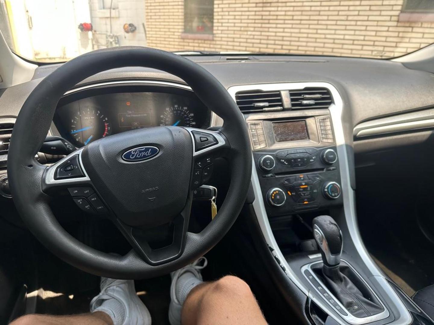 2015 WHITE FORD FUSION SE (3FA6P0H7XFR) with an 2.5L engine, Automatic transmission, located at 1708 Broadway, Rockford, IL, 61104, (815) 397-5010, 42.252522, -89.069359 - Photo#12