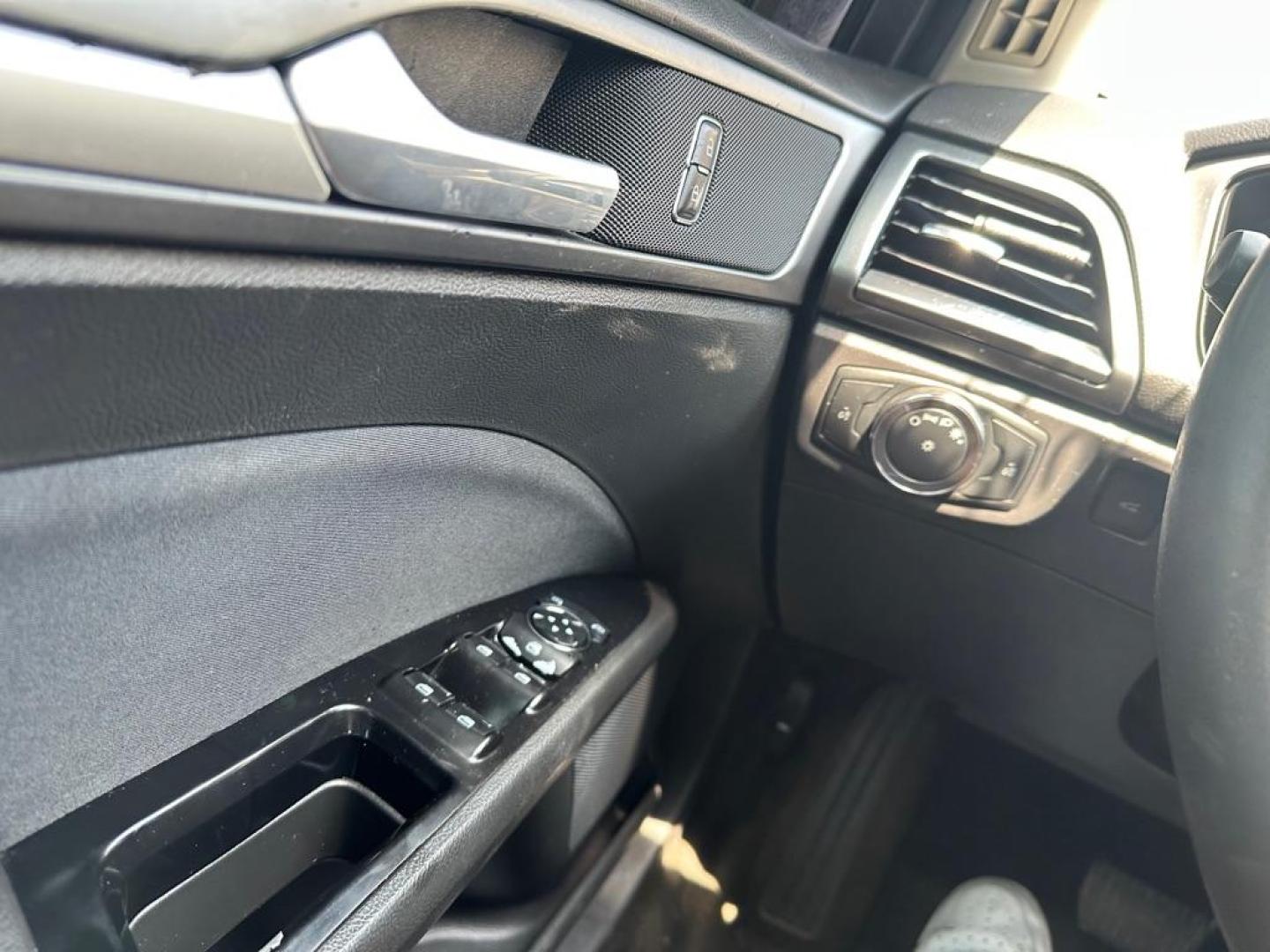 2015 WHITE FORD FUSION SE (3FA6P0H7XFR) with an 2.5L engine, Automatic transmission, located at 1708 Broadway, Rockford, IL, 61104, (815) 397-5010, 42.252522, -89.069359 - Photo#15