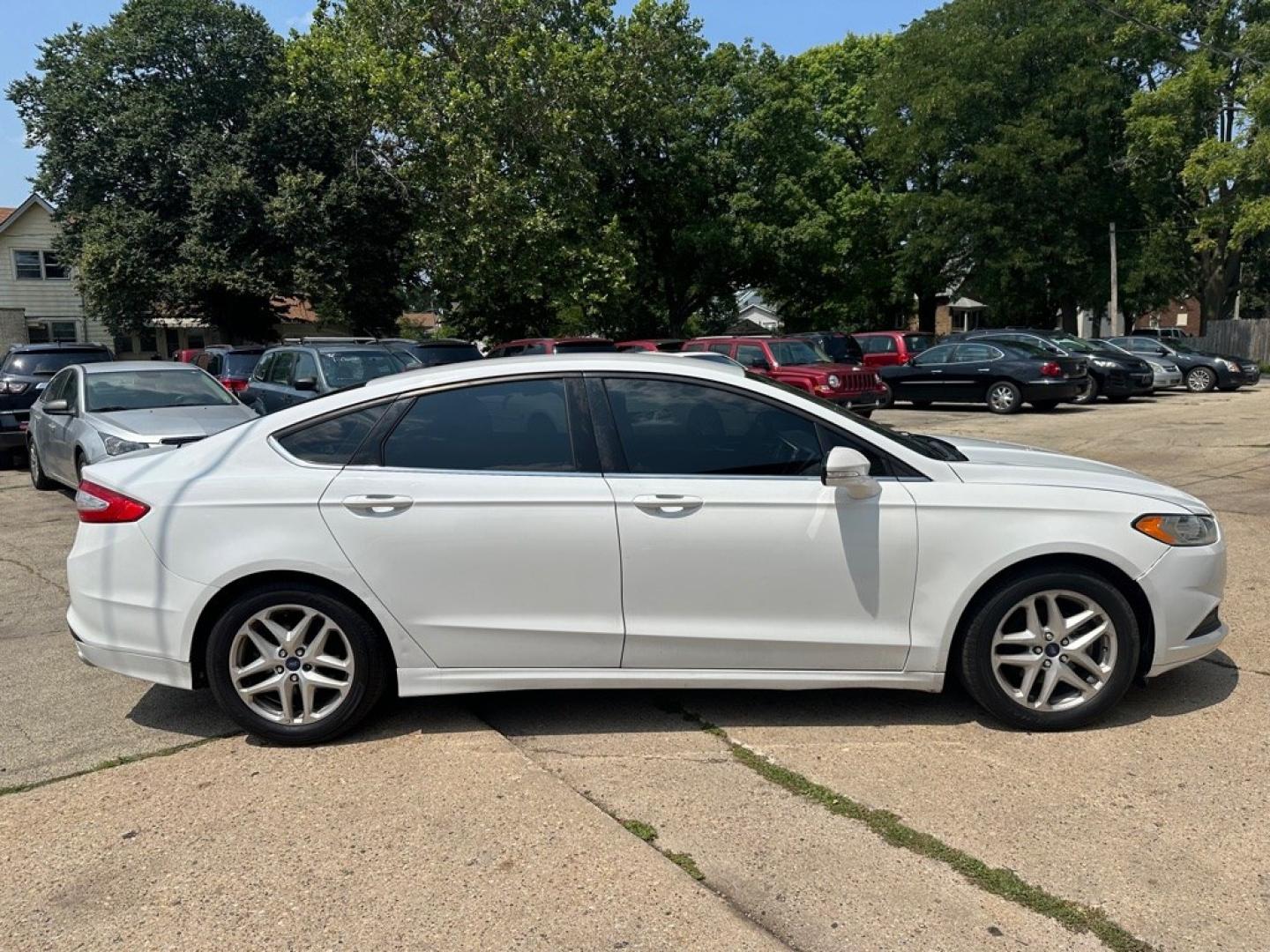 2015 WHITE FORD FUSION SE (3FA6P0H7XFR) with an 2.5L engine, Automatic transmission, located at 1708 Broadway, Rockford, IL, 61104, (815) 397-5010, 42.252522, -89.069359- Photo#2