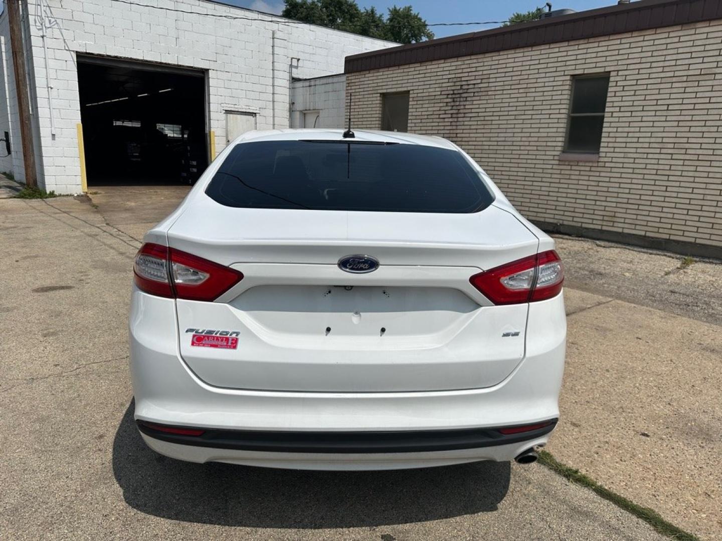 2015 WHITE FORD FUSION SE (3FA6P0H7XFR) with an 2.5L engine, Automatic transmission, located at 1708 Broadway, Rockford, IL, 61104, (815) 397-5010, 42.252522, -89.069359- Photo#4