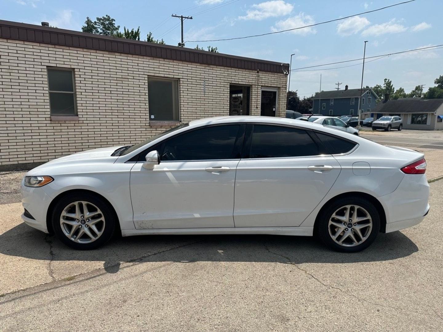 2015 WHITE FORD FUSION SE (3FA6P0H7XFR) with an 2.5L engine, Automatic transmission, located at 1708 Broadway, Rockford, IL, 61104, (815) 397-5010, 42.252522, -89.069359- Photo#6