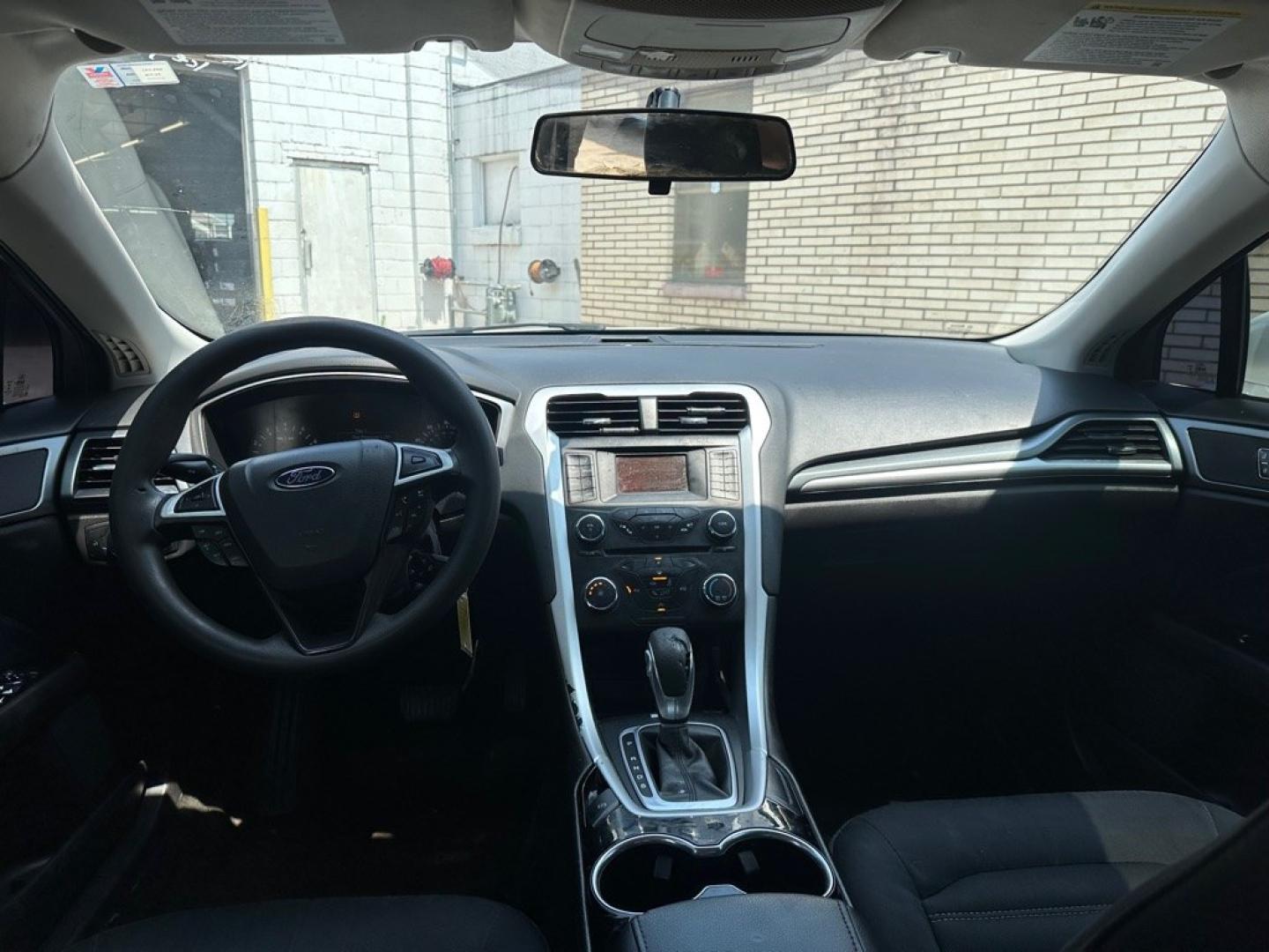 2015 WHITE FORD FUSION SE (3FA6P0H7XFR) with an 2.5L engine, Automatic transmission, located at 1708 Broadway, Rockford, IL, 61104, (815) 397-5010, 42.252522, -89.069359- Photo#8